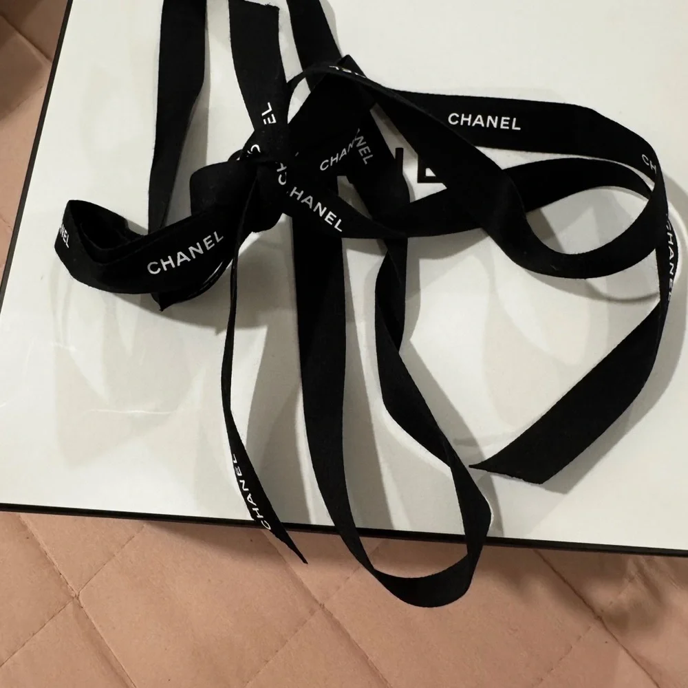 Gift Box with Ribbon - Picture 10 of 10